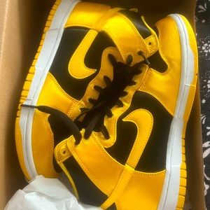 Womens dunk hi varsity maize